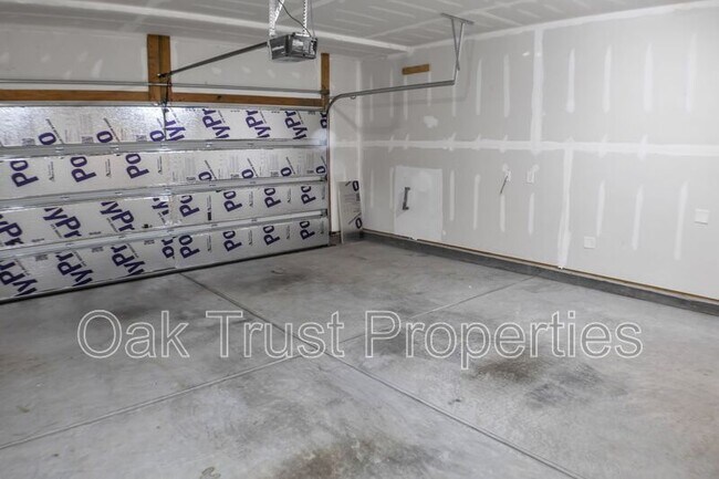 Building Photo - 821 Redbud Ln