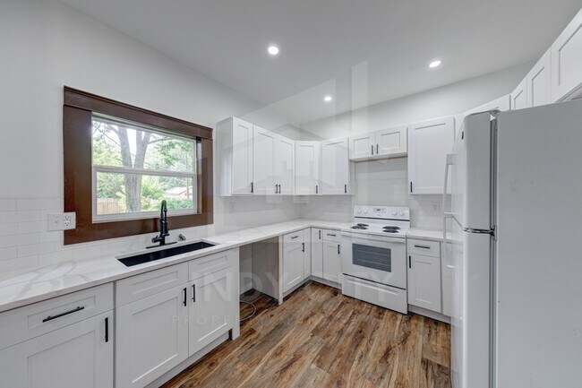 Building Photo - 3634 N Kenwood Ave