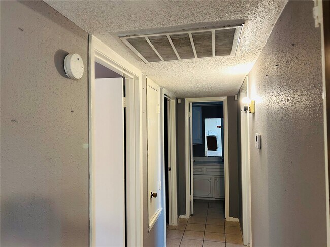 Building Photo - 7619 Vernwood St