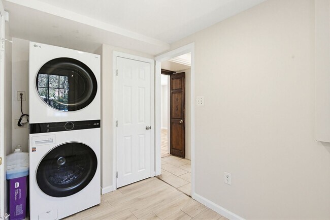 Building Photo - 9717 Hedin Dr
