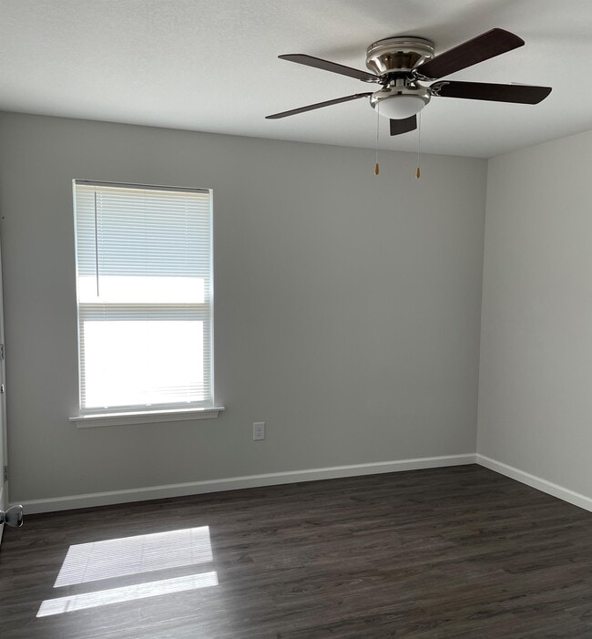 Building Photo - 122 S Russell Ave