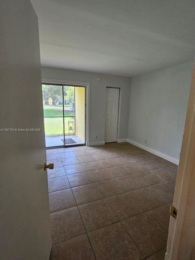 Building Photo - 605 Meadows Cir