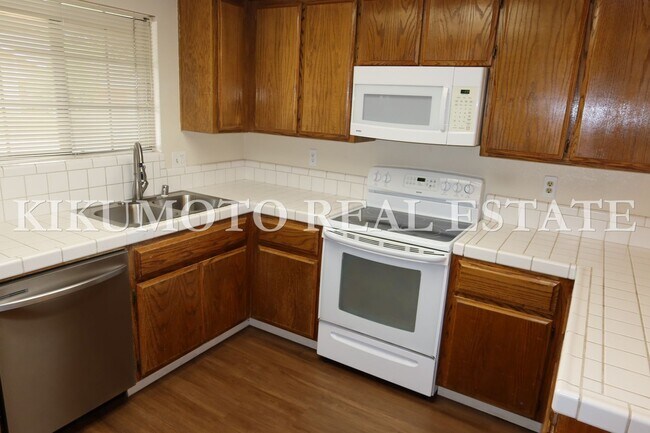 Building Photo - Pocket 3 Bedroom, 2 Bath Half-plex