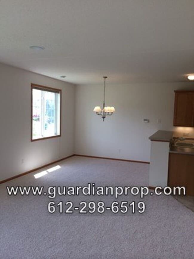 Building Photo - End Unit Townhouse for October 1 Close to ...