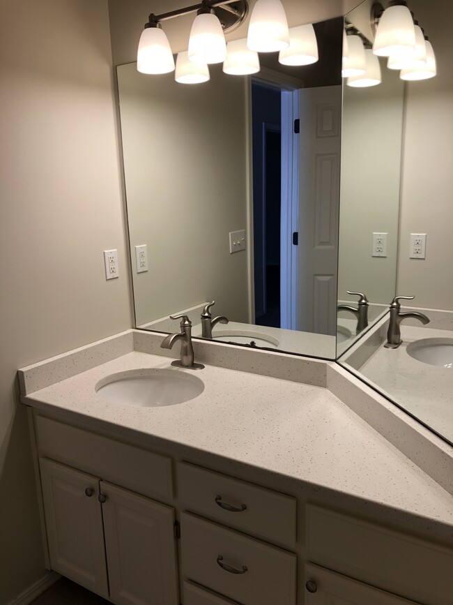guest bath w/ quartz countertop - 800 N Laurel Ave