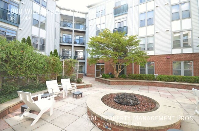 Building Photo - Walk to Rosslyn Metro! Bright and Spacious...