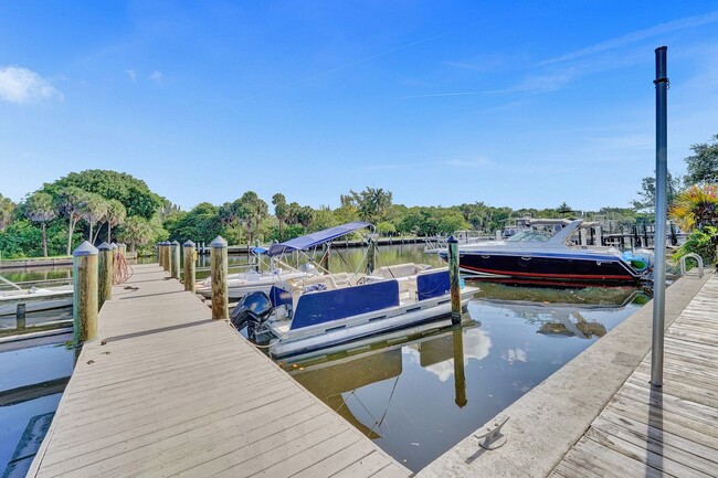Building Photo - Beautifully Renovated 3BR/2BA Townhome in ...