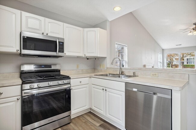 Building Photo - 6246 Albany Crest Ave