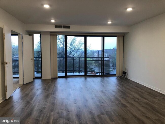 Building Photo - 1530 Key Blvd