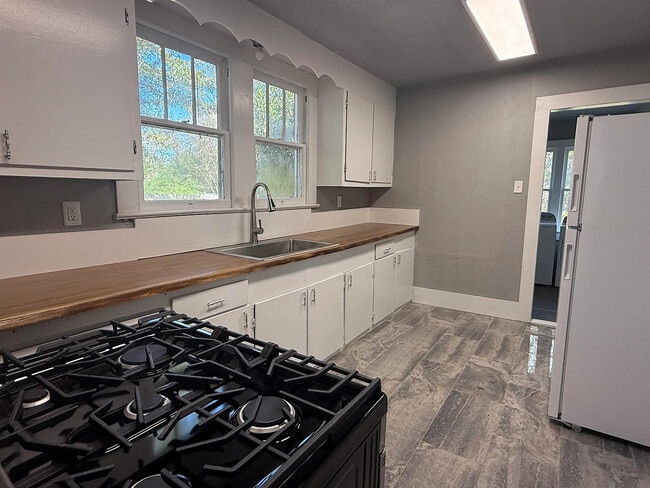 Building Photo - 108 St Jude St