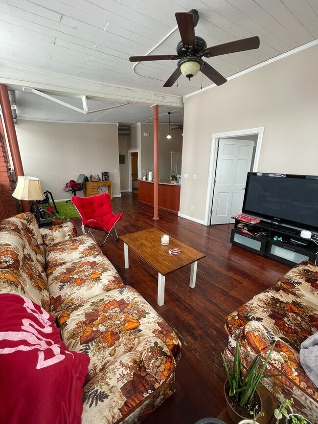 Building Photo - 2 bed 2 bath industrial style apartment *Short Term Rental*