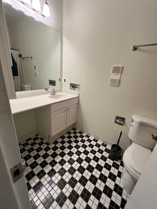 Building Photo - 1010 Race St