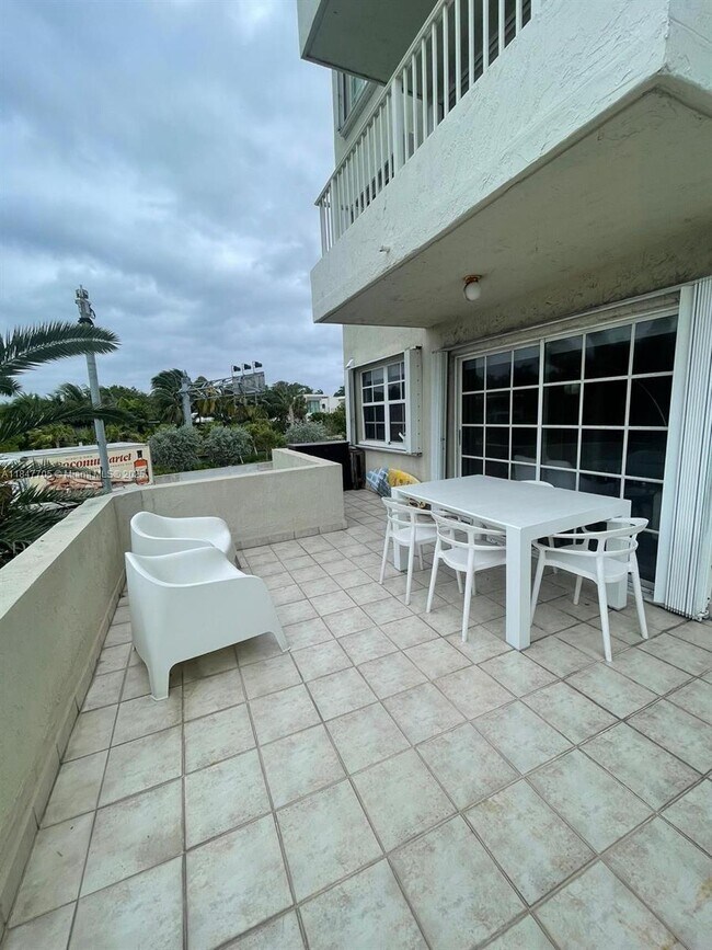 Building Photo - 2600 Collins Ave