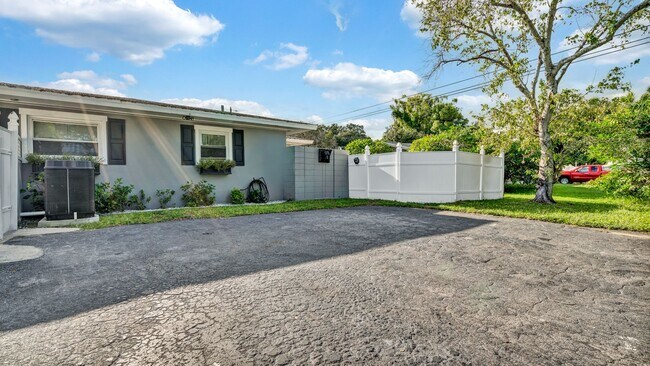 Building Photo - Executive Style Pool Home, 4br/2ba Home Av...