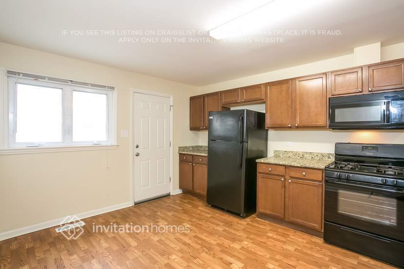 Building Photo - 8440 S Lockwood Ave