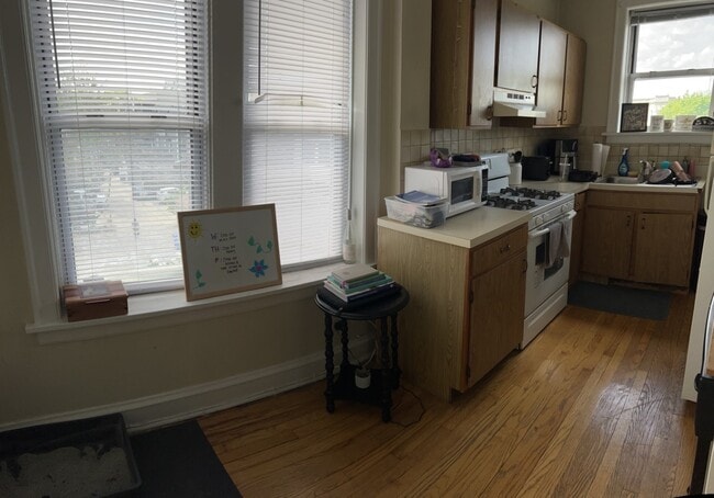 Building Photo - 4038 N Southport Ave