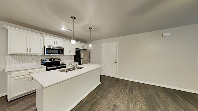 Building Photo - 2 Bedroom 2 Bathroom 2 Car Garage Duplex Close to Broadway Extension and 8 Minutes from Downtown OKC