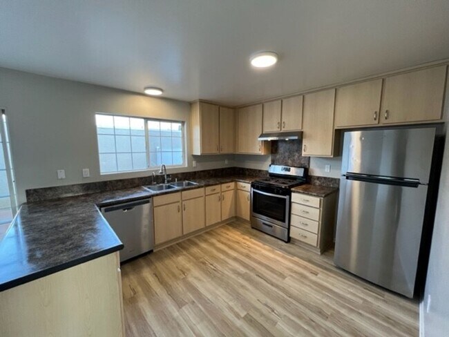 Building Photo - Beautiful 3 Bedroom + 1.5 Bath Townhouse in highly desirable Briarcliffe community!