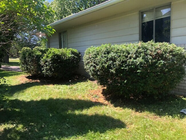 Building Photo - LOCATION, LOCATION, 3 BEDROOM HOUSE FOR LE...