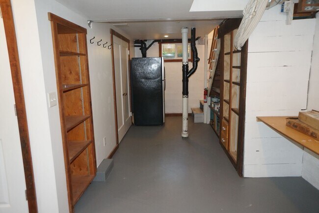 Building Photo - Amazing two bedroom sellwood beauty!
