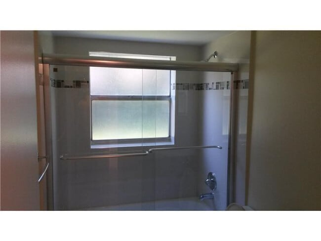 Building Photo - 9948 Twin Lakes Dr