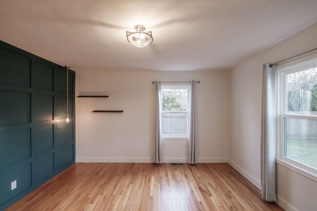 Building Photo - Charming 3-Bed 2 Bath Home with Spectacula...
