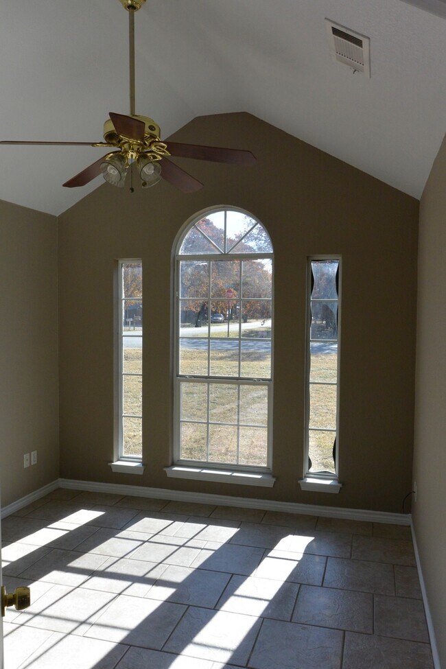 Building Photo - AVAILABLE NOW Single Family Home 3/2/2