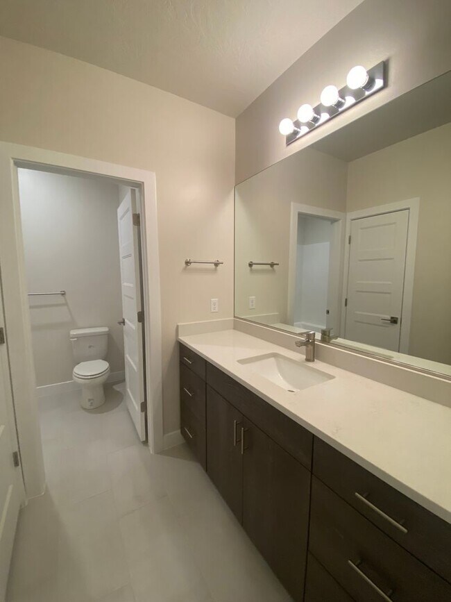 Building Photo - Townhome In Crimson Park