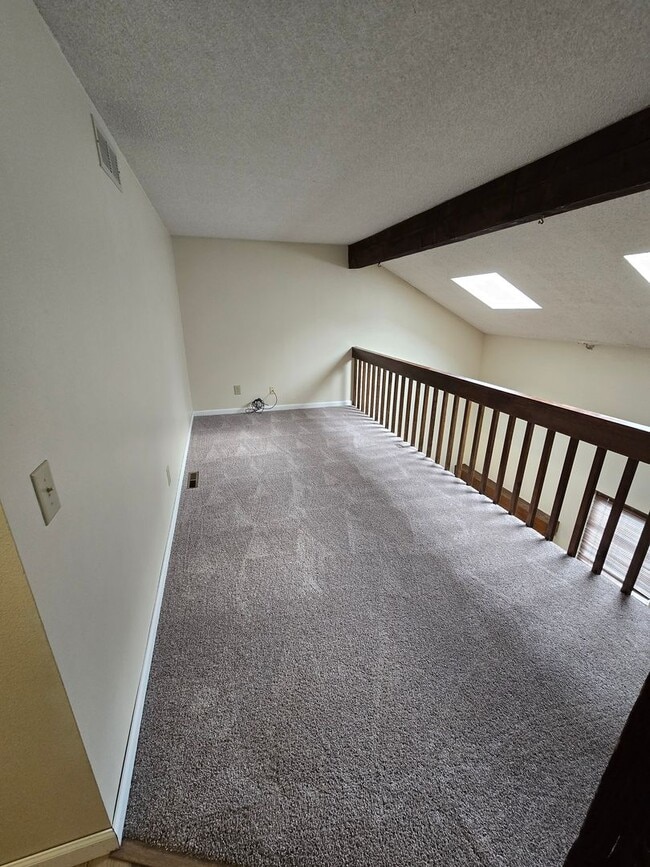 Building Photo - Stunning Townhome with Prime Location and ...
