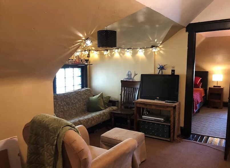 Additional living space, third floor, with view into 4th bedroom - 14617 Clifton Blvd