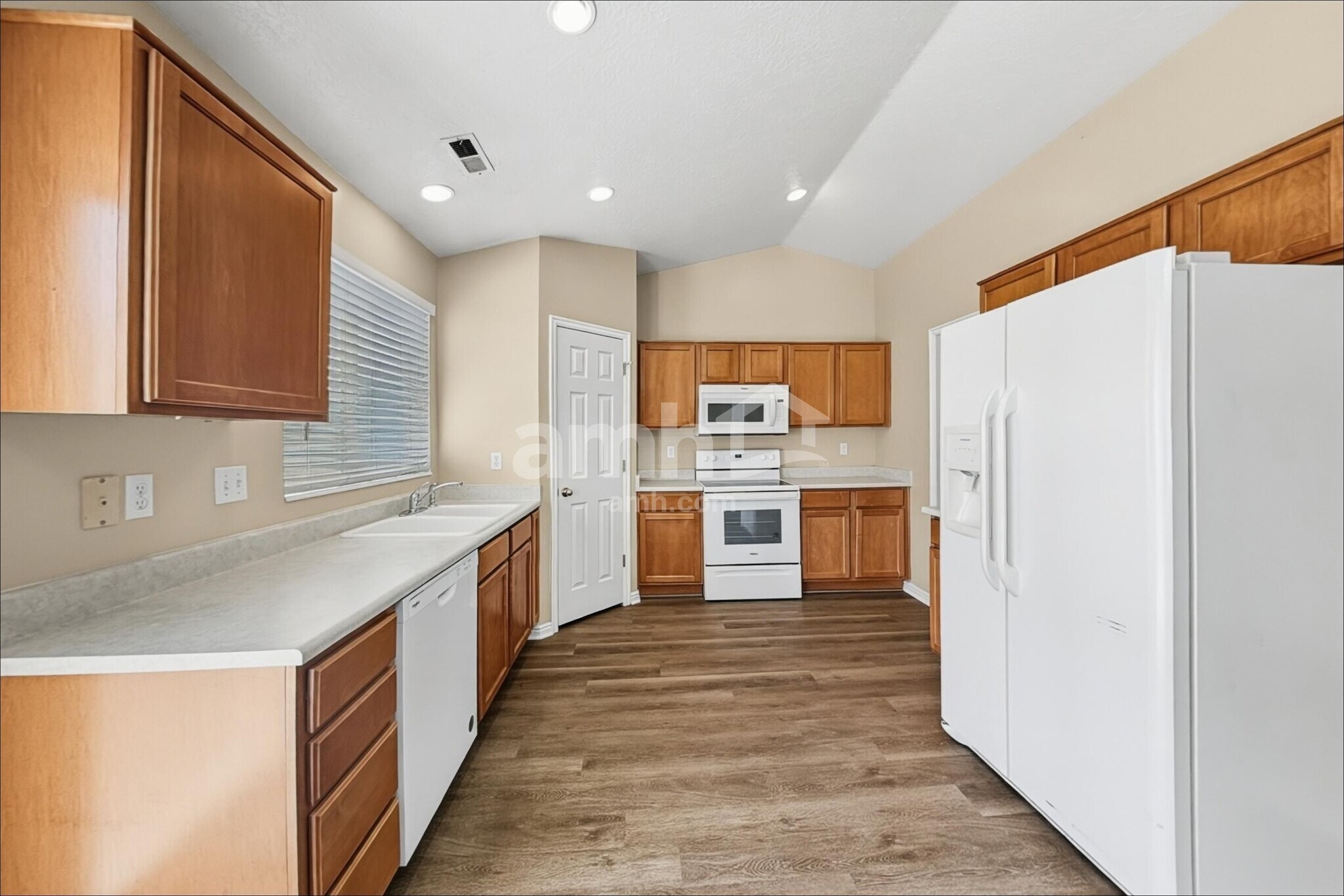Building Photo - 555 E 700 N
