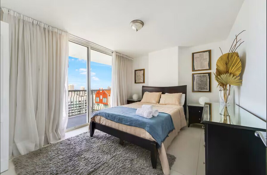 Building Photo - 1200 Brickell Bay Dr