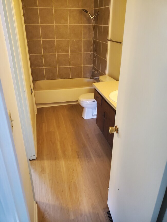 Building Photo - 1925 Heatherwood Dr