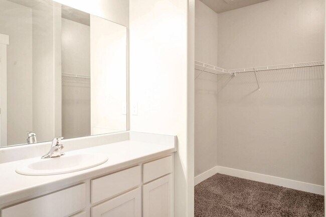 Building Photo - Beautiful Top Level Condo w 1 car garage