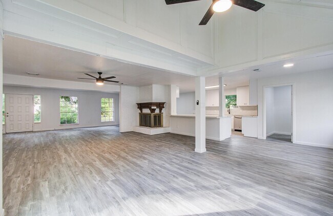 Building Photo - 534 Robert E Lee Dr