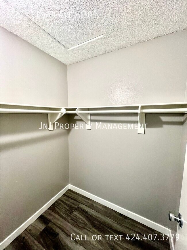 Building Photo - 2211 Cedar Ave