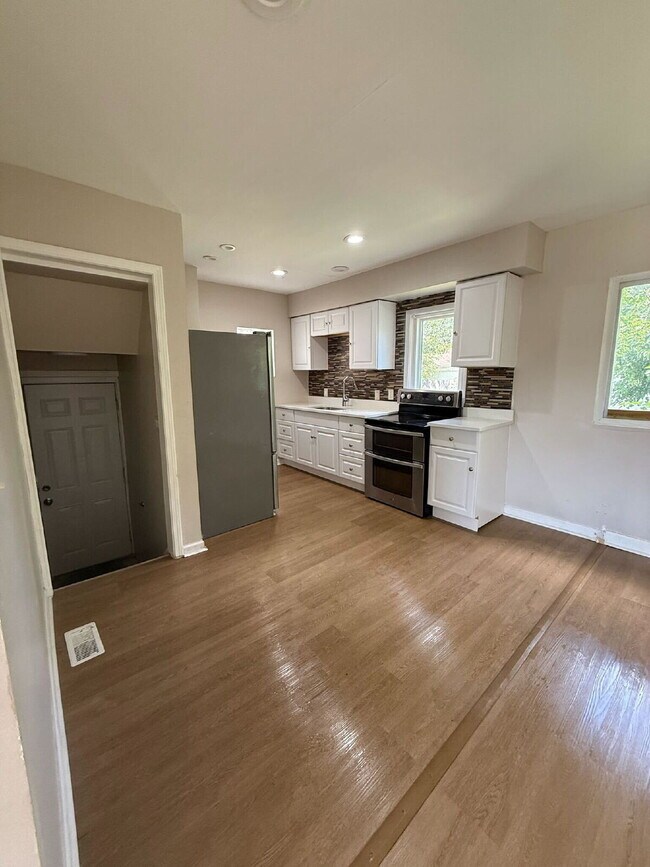 Building Photo - Find Comfort in Every Corner at Woodmont Avenue