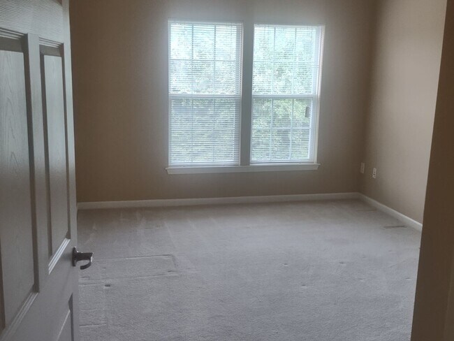 Building Photo - 812 Long Dr
