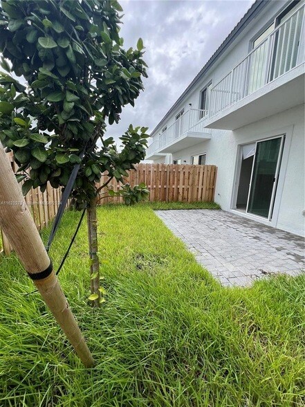 Building Photo - 714 SE 13th Ct