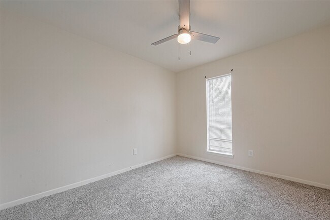 Building Photo - 13731 Greenway Dr