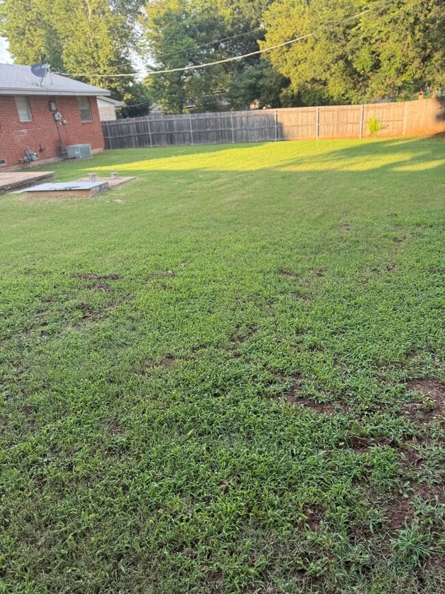 Building Photo - For Rent - Charming 3 bedroom home in Yukon!