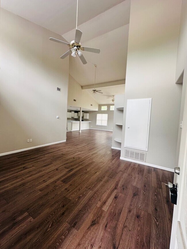 Building Photo - For Lease 3 Bed | 2 Bath | Open Concept | Vaulted Ceilings | 2-Car Garage| Corpus Christi