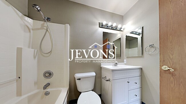 Building Photo - Beautiful duplex near I-823 with flexible ...