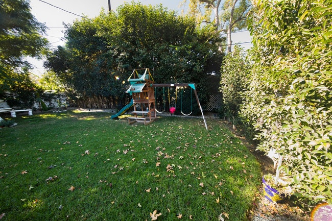 Building Photo - 5711 Rhea Ave