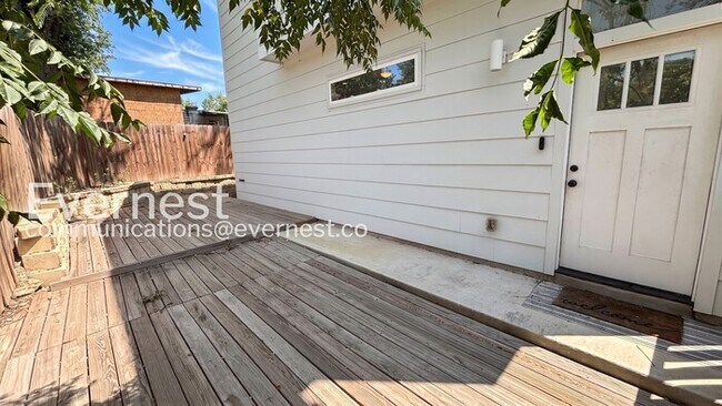 Building Photo - 3 Bed/2.5 Bath Home with Fenced Yard / Pet-Friendly / Available Now!