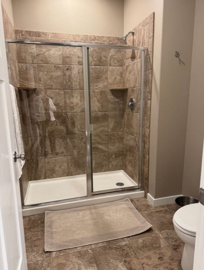 Building Photo - 3 bed 2.5 Bath Condo with 2 car garage