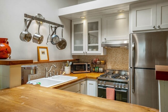 Building Photo - 573 W San Francisco St