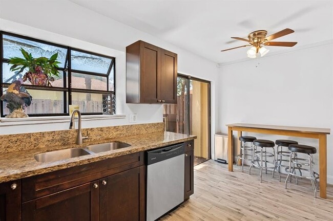 Building Photo - 344 City View Dr