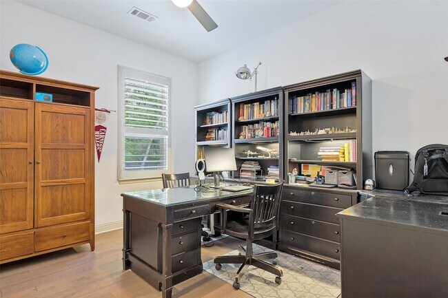Building Photo - 2901 Merryglen Ln