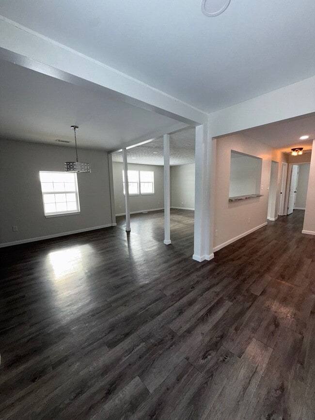 Building Photo - Modern & Spacious 3BR Home with Trendy Design Features and Large Yard! (NEAR TEAS VALLEY SCHOOL D...